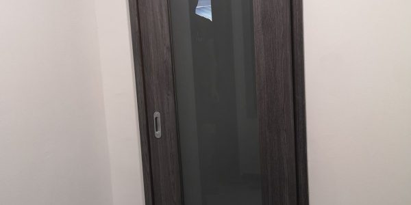 Interiérové dvere, rámové dvere, kľučka, sivé dvere, erkado, frezija, jaseň grafit, nástenný posuv, posuvné dvere