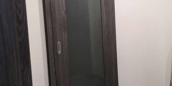 Interiérové dvere, rámové dvere, kľučka, sivé dvere, erkado, frezija, jaseň grafit, nástenný posuv, posuvné dvere