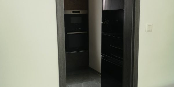 Interiérové dvere, rámové dvere, kľučka, sivé dvere, erkado, tunel, jaseň grafit