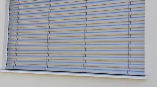 vonkajsie_zaluzie_v_tvare_s90_tienenie_krycie_plechy_strieborne_lamely_rekomplett_trnava_