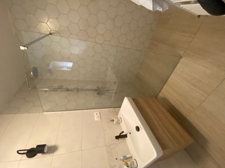 VONKAJŠIE ŽALÚZIE, NOVOSTAVBA, VINYL, VINYLOVÁ PODLAHA, BIELE DVERE, DIZAJN, PODLAHA, SCHODISKO, DVERE, EXTERIÉR, TIENIACA TECHNIKA, TIENENIE, TRNAVA, NITRA, HLOHOVEC, PIEŠŤANY, SEREĎ, SLOVENSKO