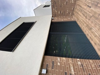 VONKAJŠIE ŽALÚZIE, NOVOSTAVBA, VINYL, VINYLOVÁ PODLAHA, BIELE DVERE, DIZAJN, PODLAHA, SCHODISKO, DVERE, EXTERIÉR, TIENIACA TECHNIKA, TIENENIE, TRNAVA, NITRA, HLOHOVEC, PIEŠŤANY, SEREĎ, SLOVENSKO