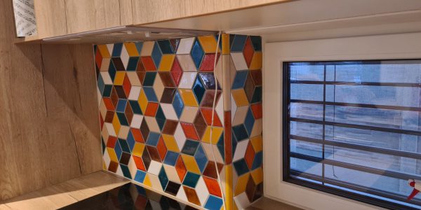 kuchynská zástena, realizácie, dokončenie rodinného domu, dodávka a montáž, podlahy, interiérové dvere, kuchynská linka, kúpeľňové skrinky, obklad, dlažby, Rekomplett Trnava