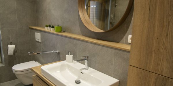 realizácie, dokončenie rodinného domu, dodávka a montáž, podlahy, interiérové dvere, kuchynská linka, kúpeľňové skrinky, obklad, dlažby, Rekomplett Trnava