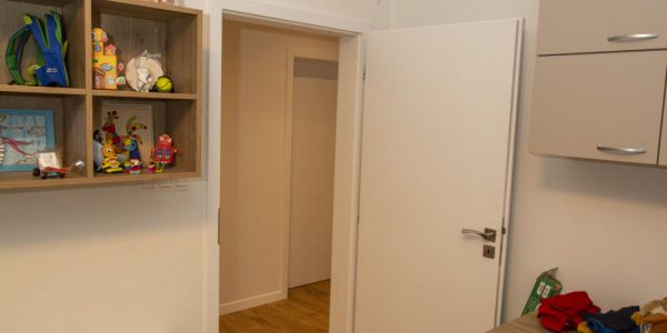 realizácie, dokončenie rodinného domu, dodávka a montáž, podlahy, interiérové dvere, kuchynská linka, kúpeľňové skrinky, obklad, dlažby, Rekomplett Trnava