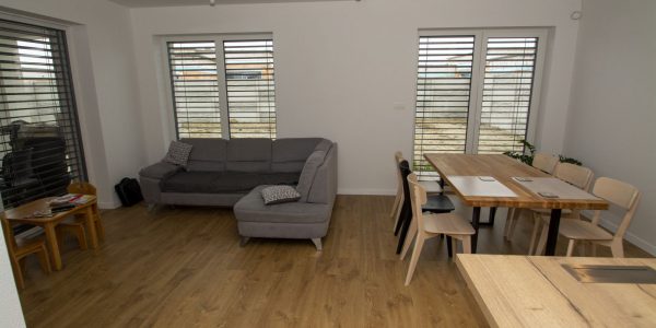 realizácie, dokončenie rodinného domu, dodávka a montáž, podlahy, interiérové dvere, kuchynská linka, kúpeľňové skrinky, obklad, dlažby, Rekomplett Trnava
