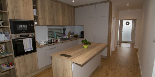 realizácie, dokončenie rodinného domu, dodávka a montáž, podlahy, interiérové dvere, kuchynská linka, kúpeľňové skrinky, obklad, dlažby, Rekomplett Trnava