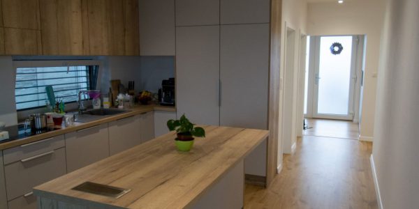 realizácie, dokončenie rodinného domu, dodávka a montáž, podlahy, interiérové dvere, kuchynská linka, kúpeľňové skrinky, obklad, dlažby, Rekomplett Trnava