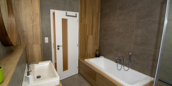 realizácie, dokončenie rodinného domu, dodávka a montáž, podlahy, interiérové dvere, kuchynská linka, kúpeľňové skrinky, obklad, dlažby, Rekomplett Trnava