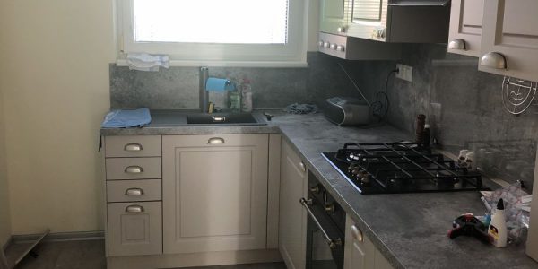 Dodávka a montáž, rekomplett, kuchyňa, podlahy, kúpeľňa, wc, vstavaný nábytok, police v skladíku