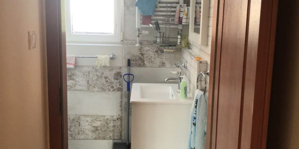 Dodávka a montáž, rekomplett, kuchyňa, podlahy, kúpeľňa, wc, vstavaný nábytok, police v skladíku