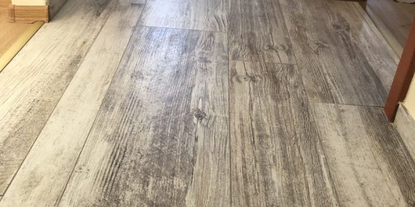 Dodávka a montáž, rekomplett, kuchyňa, podlahy, kúpeľňa, wc, vstavaný nábytok, police v skladíku