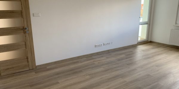 Kompletná rekonštrukcia bytu, dodávka a montáž novej podlahy, interiérových dverí, kúpelne, wc, kuchynskej linky, nových rozvodov, na poslednej foto nová rozvadzacia skrinka, nové rozvody kúrenia s raditormi, nová maľovka