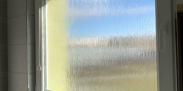 Kompletná rekonštrukcia bytu, dodávka a montáž novej podlahy, interiérových dverí, kúpelne, wc, kuchynskej linky, nových rozvodov, na poslednej foto nová rozvadzacia skrinka, nové rozvody kúrenia s raditormi, nová maľovka