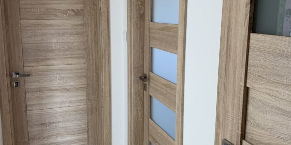 Kompletná rekonštrukcia bytu, dodávka a montáž novej podlahy, interiérových dverí, kúpelne, wc, kuchynskej linky, nových rozvodov, na poslednej foto nová rozvadzacia skrinka, nové rozvody kúrenia s raditormi, nová maľovka