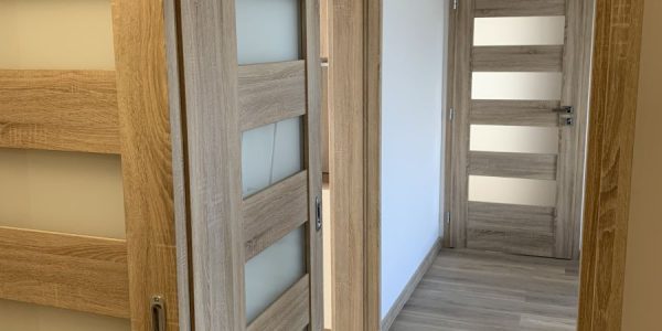 Kompletná rekonštrukcia bytu, dodávka a montáž novej podlahy, interiérových dverí, kúpelne, wc, kuchynskej linky, nových rozvodov, na poslednej foto nová rozvadzacia skrinka, nové rozvody kúrenia s raditormi, nová maľovka