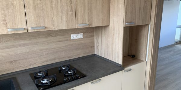 Kompletná rekonštrukcia bytu, dodávka a montáž novej podlahy, interiérových dverí, kúpelne, wc, kuchynskej linky, nových rozvodov, na poslednej foto nová rozvadzacia skrinka, nové rozvody kúrenia s raditormi, nová maľovka