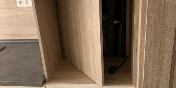 Kompletná rekonštrukcia bytu, dodávka a montáž novej podlahy, interiérových dverí, kúpelne, wc, kuchynskej linky, nových rozvodov, na poslednej foto nová rozvadzacia skrinka, nové rozvody kúrenia s raditormi, nová maľovka