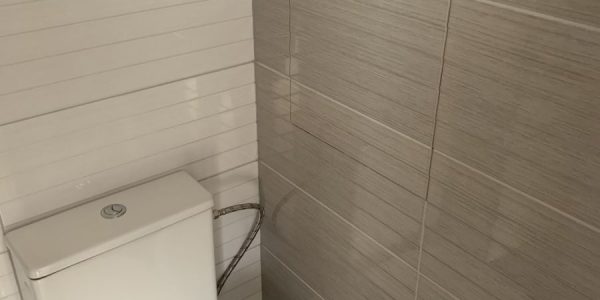 Kompletná rekonštrukcia bytu, dodávka a montáž novej podlahy, interiérových dverí, kúpelne, wc, kuchynskej linky, nových rozvodov, na poslednej foto nová rozvadzacia skrinka, nové rozvody kúrenia s raditormi, nová maľovka