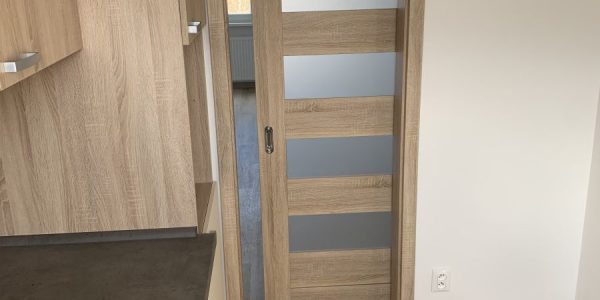 Kompletná rekonštrukcia bytu, dodávka a montáž novej podlahy, interiérových dverí, kúpelne, wc, kuchynskej linky, nových rozvodov, na poslednej foto nová rozvadzacia skrinka, nové rozvody kúrenia s raditormi, nová maľovka