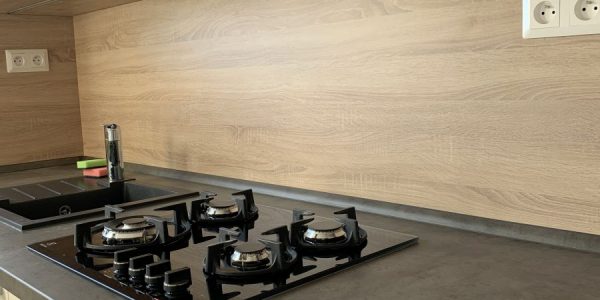 Kompletná rekonštrukcia bytu, dodávka a montáž novej podlahy, interiérových dverí, kúpelne, wc, kuchynskej linky, nových rozvodov, na poslednej foto nová rozvadzacia skrinka, nové rozvody kúrenia s raditormi, nová maľovka