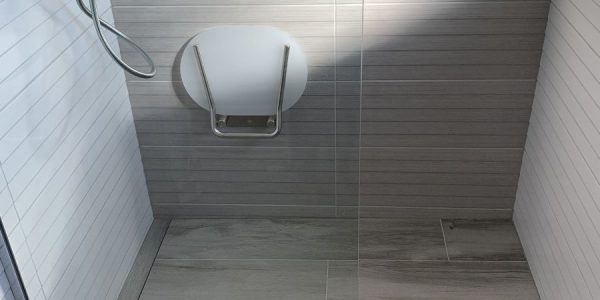 Kompletná rekonštrukcia bytu, dodávka a montáž novej podlahy, interiérových dverí, kúpelne, wc, kuchynskej linky, nových rozvodov, na poslednej foto nová rozvadzacia skrinka, nové rozvody kúrenia s raditormi, nová maľovka