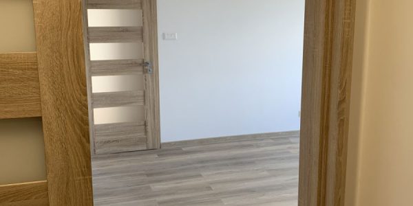 Kompletná rekonštrukcia bytu, dodávka a montáž novej podlahy, interiérových dverí, kúpelne, wc, kuchynskej linky, nových rozvodov, na poslednej foto nová rozvadzacia skrinka, nové rozvody kúrenia s raditormi, nová maľovka