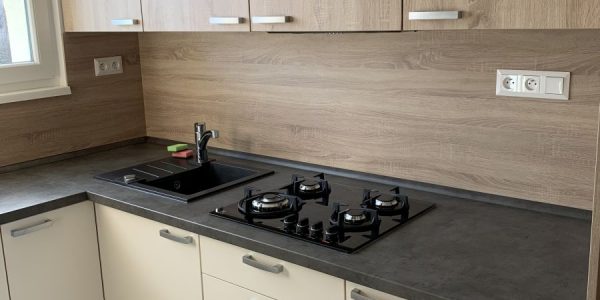 Kompletná rekonštrukcia bytu, dodávka a montáž novej podlahy, interiérových dverí, kúpelne, wc, kuchynskej linky, nových rozvodov, na poslednej foto nová rozvadzacia skrinka, nové rozvody kúrenia s raditormi, nová maľovka