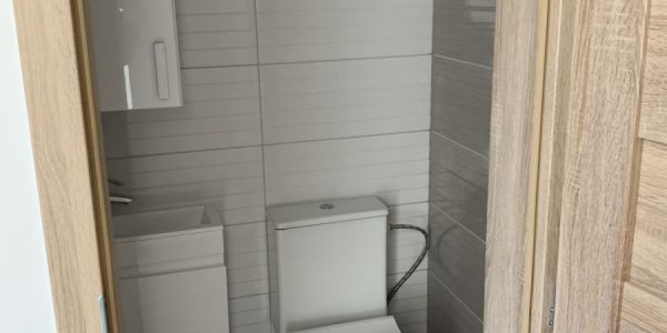 Kompletná rekonštrukcia bytu, dodávka a montáž novej podlahy, interiérových dverí, kúpelne, wc, kuchynskej linky, nových rozvodov, na poslednej foto nová rozvadzacia skrinka, nové rozvody kúrenia s raditormi, nová maľovka