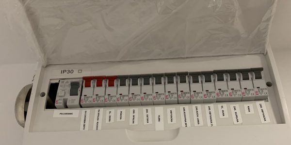 Kompletná rekonštrukcia bytu, dodávka a montáž novej podlahy, interiérových dverí, kúpelne, wc, kuchynskej linky, nových rozvodov, na poslednej foto nová rozvadzacia skrinka, nové rozvody kúrenia s raditormi, nová maľovka