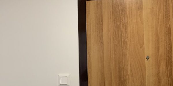 Kompletná rekonštrukcia bytu, dodávka a montáž novej podlahy, interiérových dverí, kúpelne, wc, kuchynskej linky, nových rozvodov, na poslednej foto nová rozvadzacia skrinka, nové rozvody kúrenia s raditormi, nová maľovka