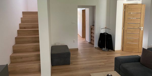 rekonštrukcie bytov a domov, rekomplett, trnava, dodávka a montáž, schody, obývačka, podlahy