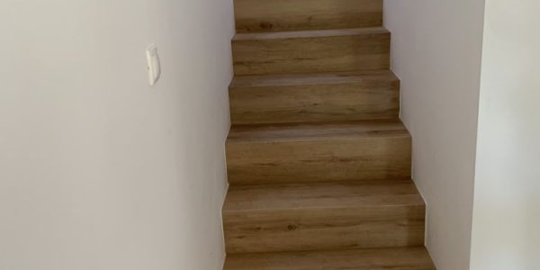 rekonštrukcie bytov a domov, rekomplett, trnava, dodávka a montáž, schody, schodisko na mieru