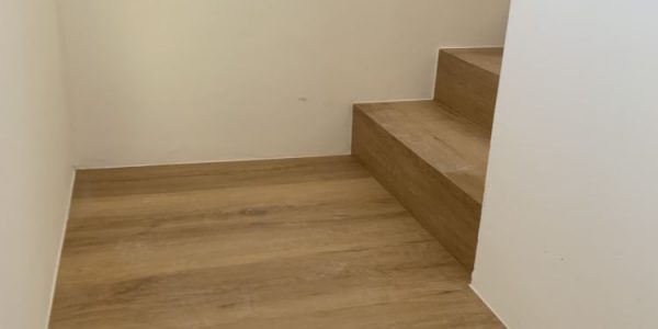 rekonštrukcie bytov a domov, rekomplett, trnava, dodávka a montáž, schody, schodisko na mieru