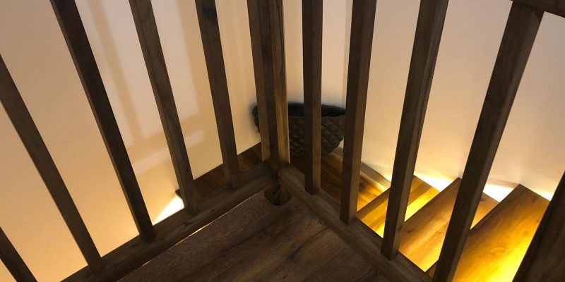 schody, schody na mieru, schodisko na mieru, samonosne schody, realizacia schodiska, sklenené zabradlie, kovové zábradlie, rekomplett, trnava, rekonštrukcia bytu