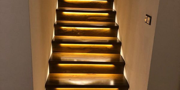 schody, schody na mieru, schodisko na mieru, samonosne schody, realizacia schodiska, sklenené zabradlie, kovové zábradlie, rekomplett, trnava, rekonštrukcia bytu