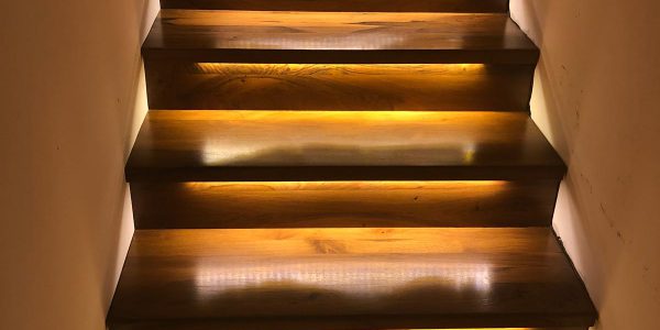 schody, schody na mieru, schodisko na mieru, samonosne schody, realizacia schodiska, sklenené zabradlie, kovové zábradlie, rekomplett, trnava, rekonštrukcia bytu