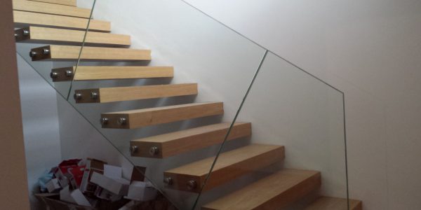 samonosné schodisko, realizácie, schody, schody na mieru, schodisko na mieru, samonosne schody, realizacia schodiska, sklenené zabradlie, kovové zábradlie, rekomplett, trnava, rekonštrukcia bytu