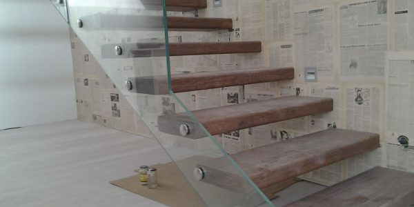 samonosné schodisko, realizácie, schody, schody na mieru, schodisko na mieru, samonosne schody, realizacia schodiska, sklenené zabradlie, kovové zábradlie, rekomplett, trnava, rekonštrukcia bytu