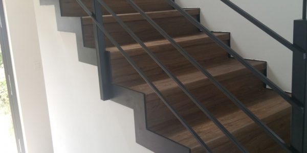 samonosné schodisko, realizácie, schody, schody na mieru, schodisko na mieru, samonosne schody, realizacia schodiska, sklenené zabradlie, kovové zábradlie, rekomplett, trnava, rekonštrukcia bytu