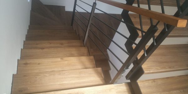 samonosné schodisko, realizácie, schody, schody na mieru, schodisko na mieru, samonosne schody, realizacia schodiska, sklenené zabradlie, kovové zábradlie, rekomplett, trnava, rekonštrukcia bytu