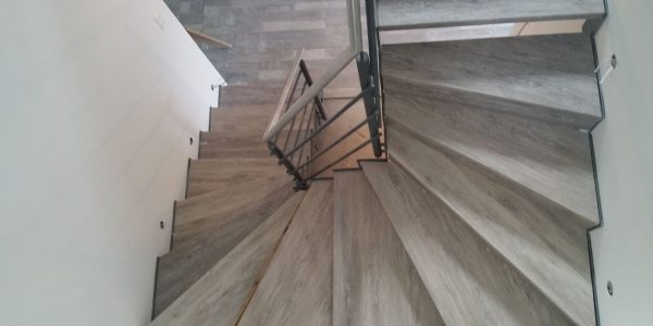 samonosné schodisko, realizácie, schody, schody na mieru, schodisko na mieru, samonosne schody, realizacia schodiska, sklenené zabradlie, kovové zábradlie, rekomplett, trnava, rekonštrukcia bytu