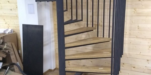 samonosné schodisko, realizácie, schody, schody na mieru, schodisko na mieru, samonosne schody, realizacia schodiska, sklenené zabradlie, kovové zábradlie, rekomplett, trnava, rekonštrukcia bytu