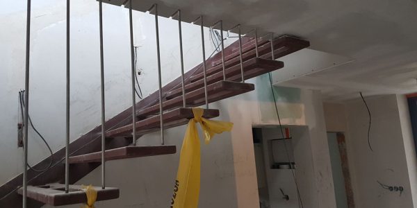 samonosné schodisko, realizácie, schody, schody na mieru, schodisko na mieru, samonosne schody, realizacia schodiska, sklenené zabradlie, kovové zábradlie, rekomplett, trnava, rekonštrukcia bytu