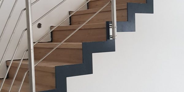 samonosné schodisko, realizácie, schody, schody na mieru, schodisko na mieru, samonosne schody, realizacia schodiska, sklenené zabradlie, kovové zábradlie, rekomplett, trnava, rekonštrukcia bytu
