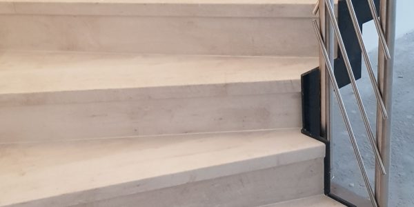 samonosné schodisko, realizácie, schody, schody na mieru, schodisko na mieru, samonosne schody, realizacia schodiska, sklenené zabradlie, kovové zábradlie, rekomplett, trnava, rekonštrukcia bytu