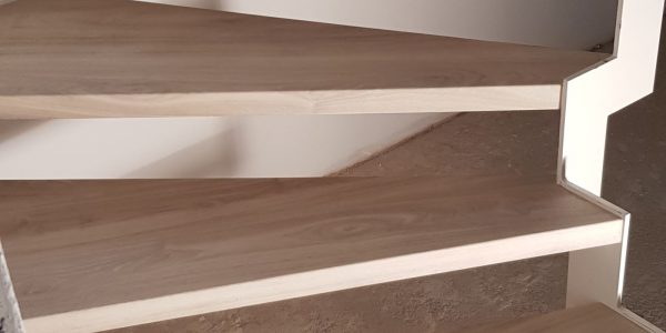 samonosné schodisko, realizácie, schody, schody na mieru, schodisko na mieru, samonosne schody, realizacia schodiska, sklenené zabradlie, kovové zábradlie, rekomplett, trnava, rekonštrukcia bytu