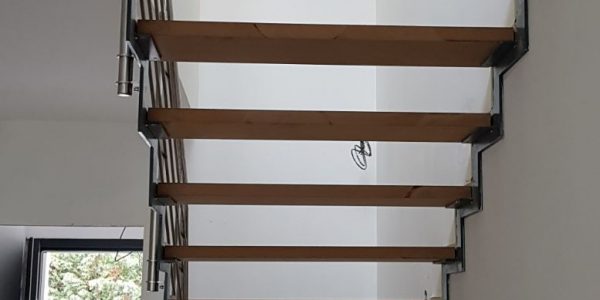 samonosné schodisko, realizácie, schody, schody na mieru, schodisko na mieru, samonosne schody, realizacia schodiska, sklenené zabradlie, kovové zábradlie, rekomplett, trnava, rekonštrukcia bytu