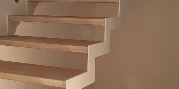 samonosné schodisko, realizácie, schody, schody na mieru, schodisko na mieru, samonosne schody, realizacia schodiska, sklenené zabradlie, kovové zábradlie, rekomplett, trnava, rekonštrukcia bytu