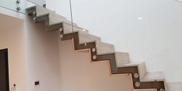 samonosné schodisko, realizácie, schody, schody na mieru, schodisko na mieru, samonosne schody, realizacia schodiska, sklenené zabradlie, kovové zábradlie, rekomplett, trnava, rekonštrukcia bytu